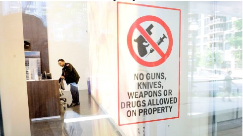 A poster forbidding weapons and drugs on a professional property